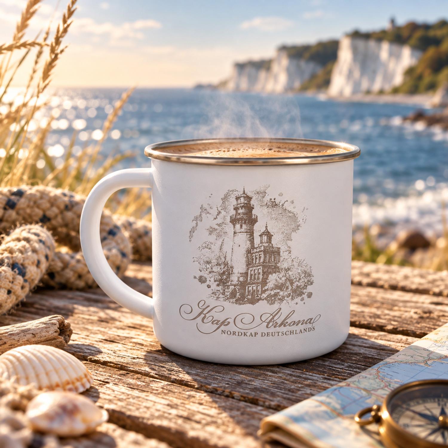 Blechtasse im Retro-Look mit Logo-Gravur als Imagebild an der Küste