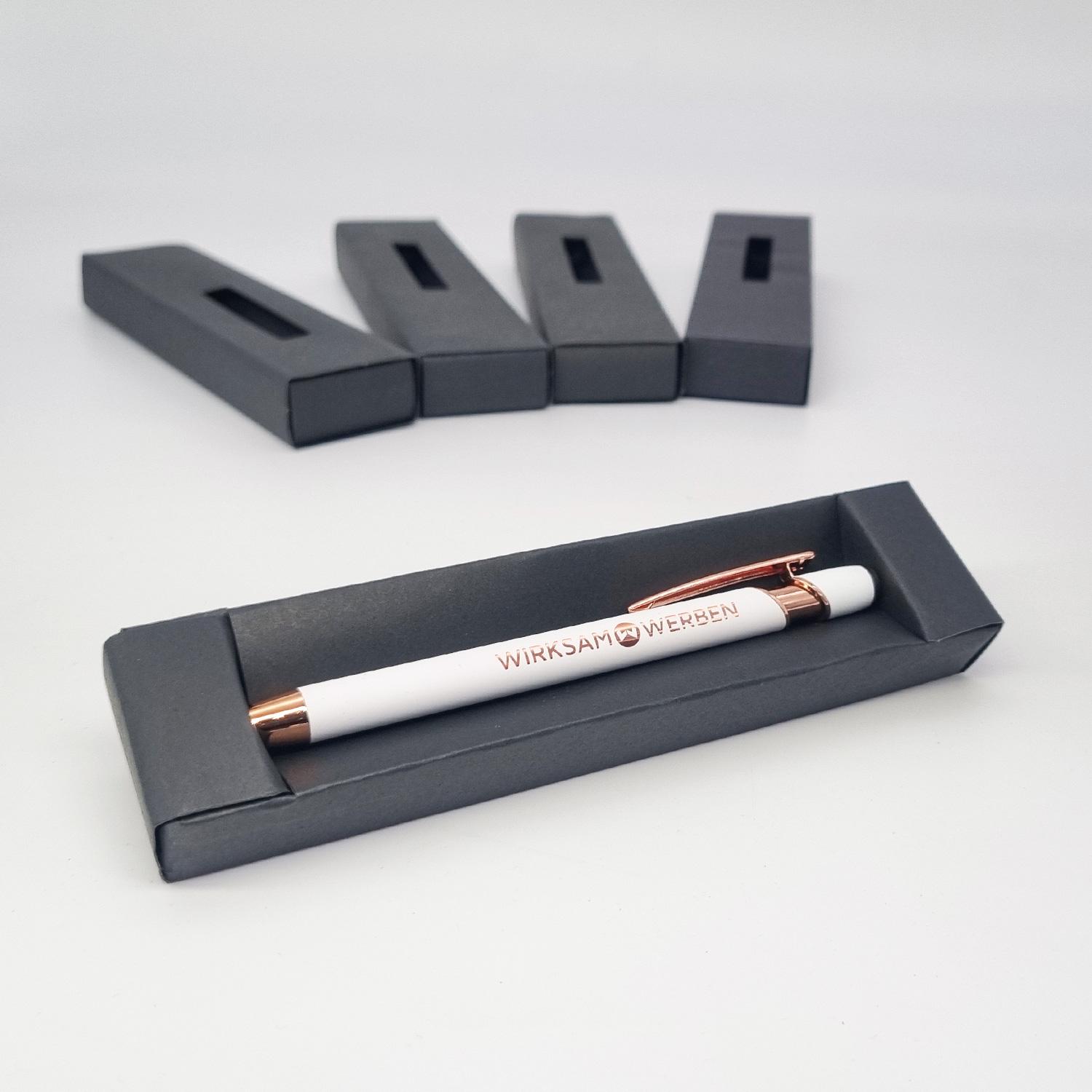 Geöffnete Geschenkbox mit Kugelschreiber im Inneren