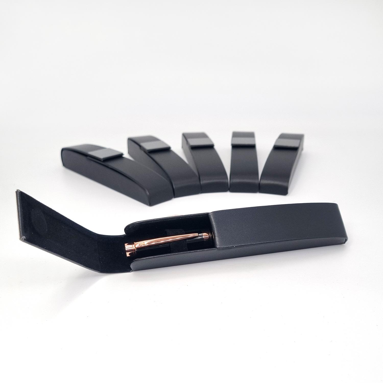 Geöffnetes Lederetui mit Kugelschreiber in schwarzem Velour-Innenraum