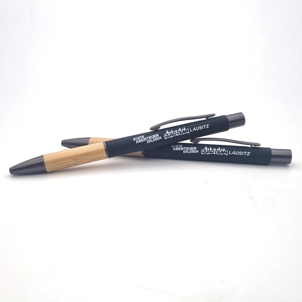 Bedruckter Kugelschreiber aus Metall mit Bambusgriff und Softtouch