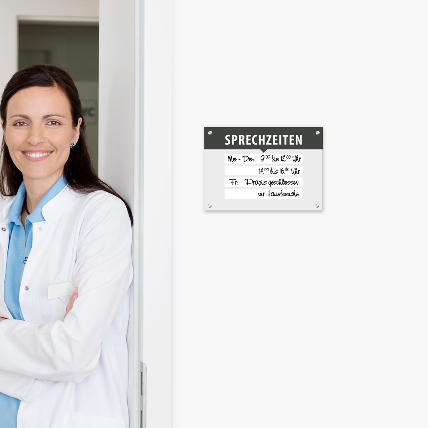 Ärztin mit DIN A5‑Praxis‑Schild