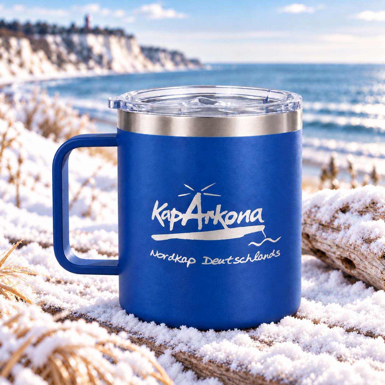 Royalblauer Thermobecher mit Deckel und Lasergravur im Winter als Referenzbeispiel