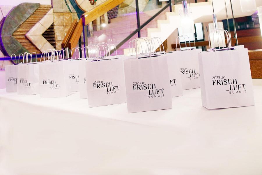 Weiße Papiertüten für Messen und Konferenzen - Minimalistisch und Stilvoll