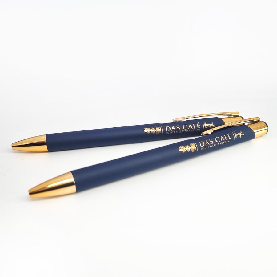 Kundenbeispiel eines blauen Metall-Kugelschreibers mit goldener Gravur und goldenen Akzenten