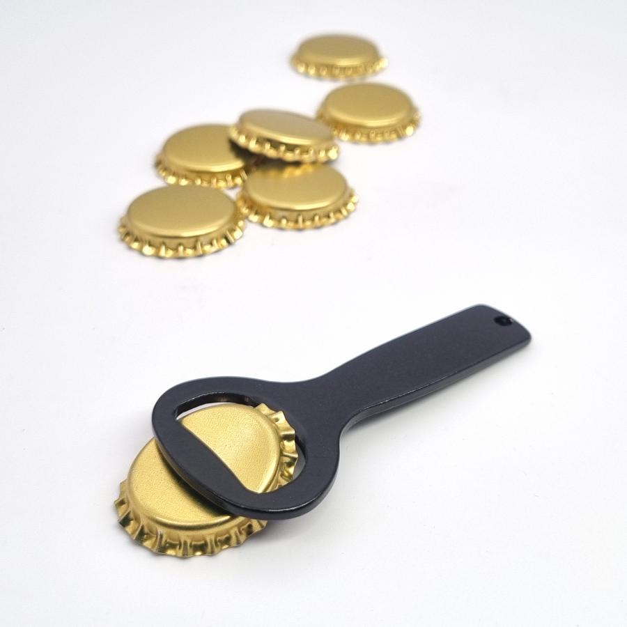 Aluminium-Flaschenöffner öffnet Kronkorken, im Einsatz mit goldenen Kronkorken