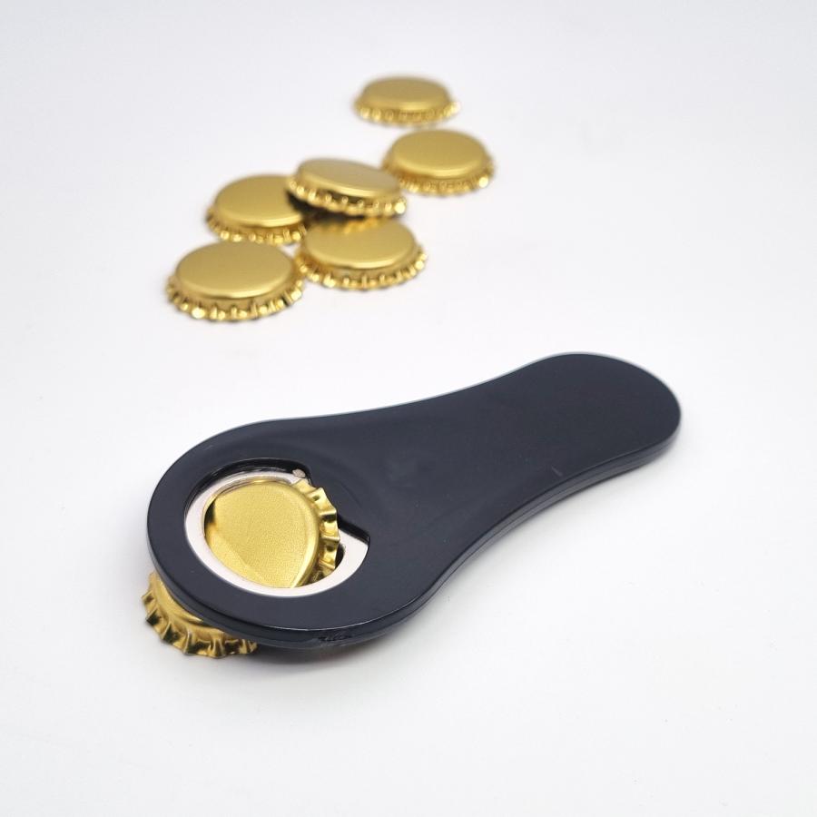 Magnetischer Kunststoff-Flaschenöffner im Einsatz – haftet an Metallflächen