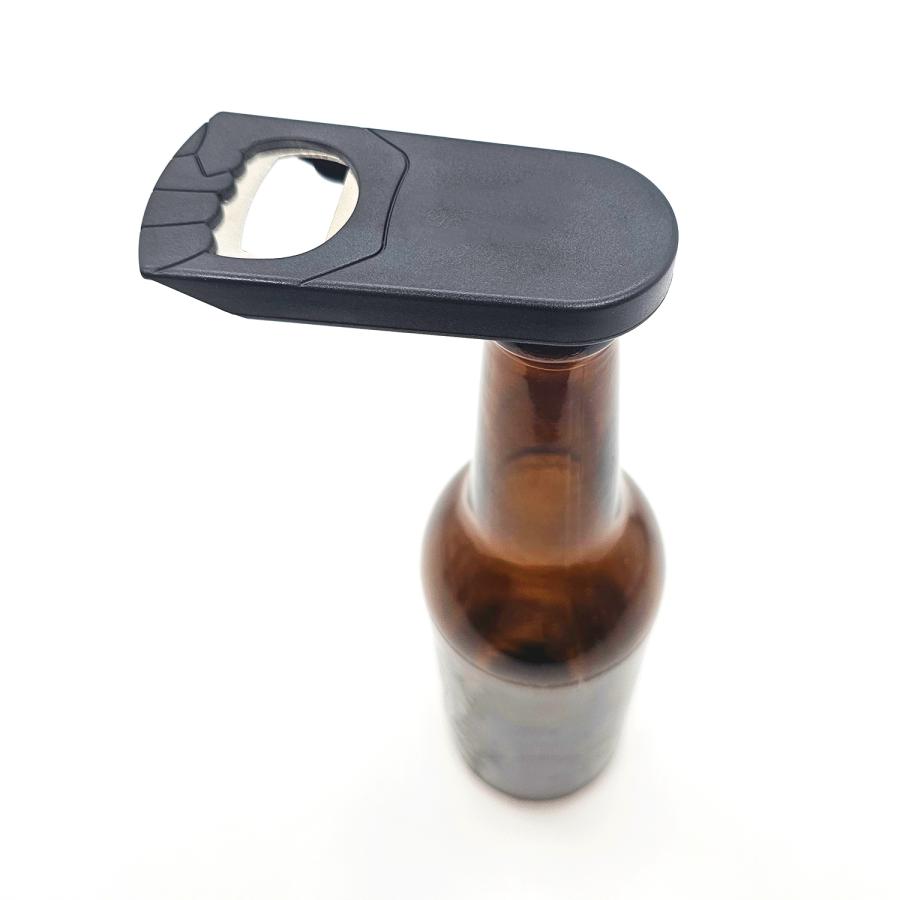 Flaschenöffner mit praktischer Verschlussfunktion direkt auf Flasche platziert