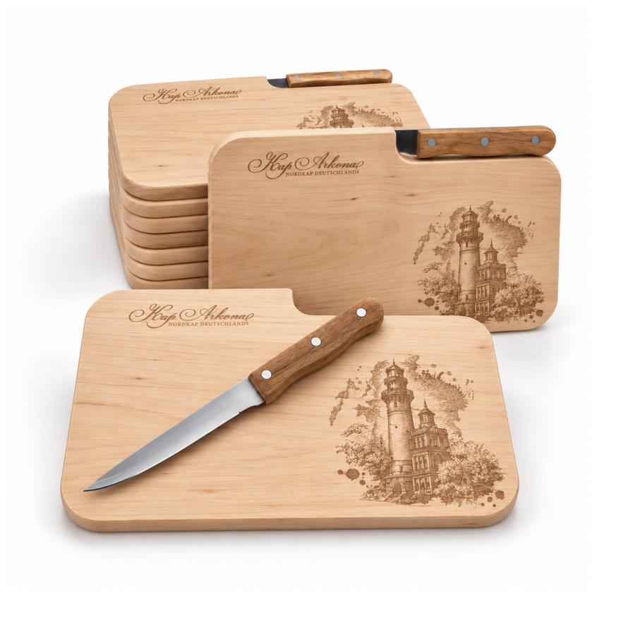 Mehrere Holzbrettchen aus Erle mit Messer und individueller Gravur