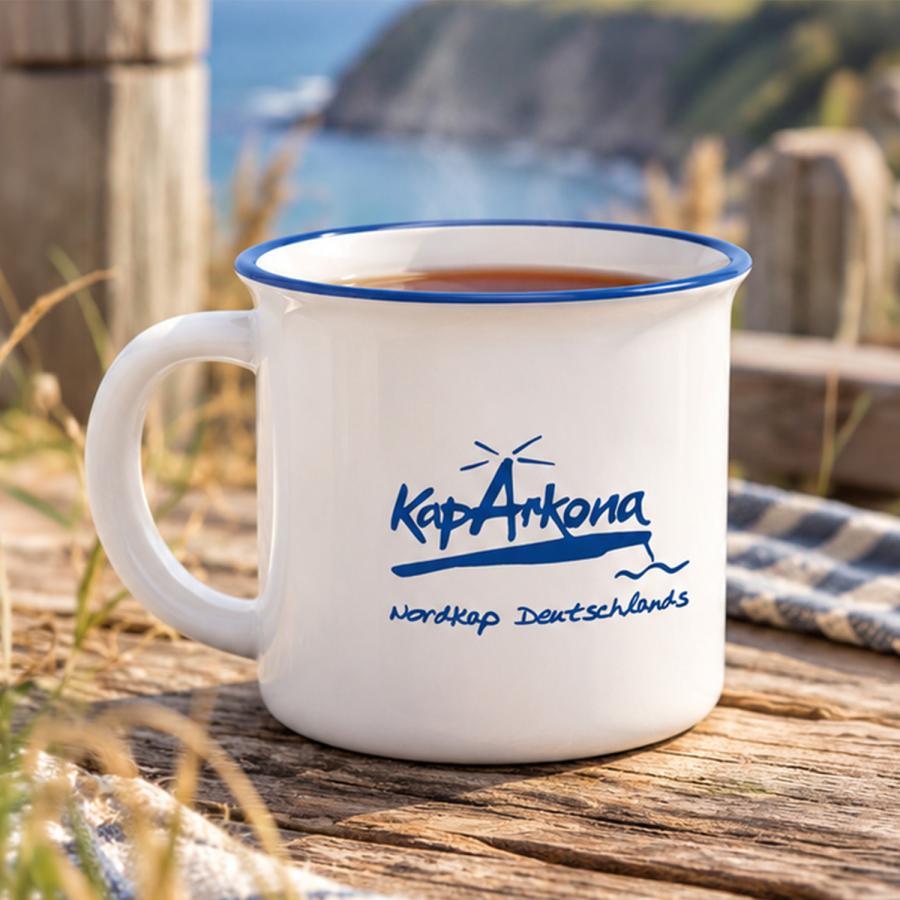 Keramiktasse NORD im Vintage-Look mit blauem Logo-Druck an der Küste