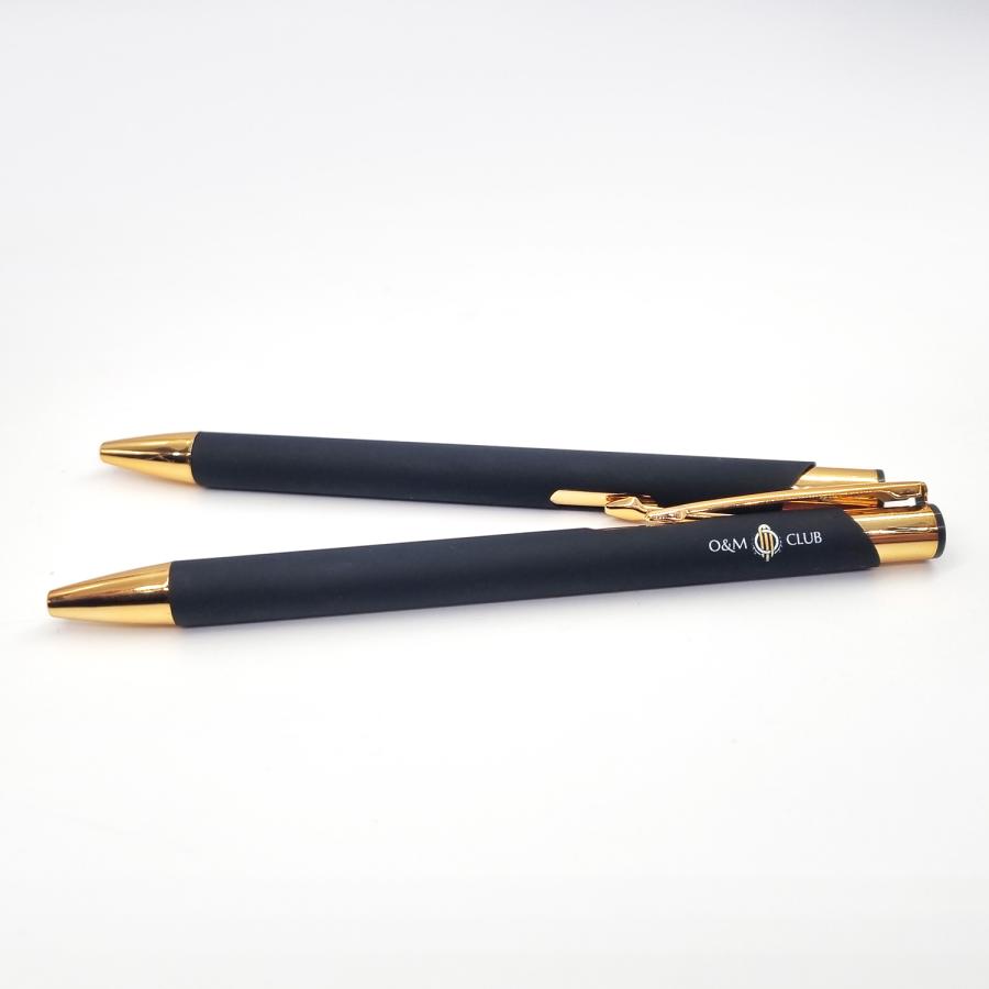 Kundenreferenz: Kugelschreiber Gold mit Gravur in Schwarz – Softtouch Oberfläche mit goldenen Akzenten und Logo-Veredelung