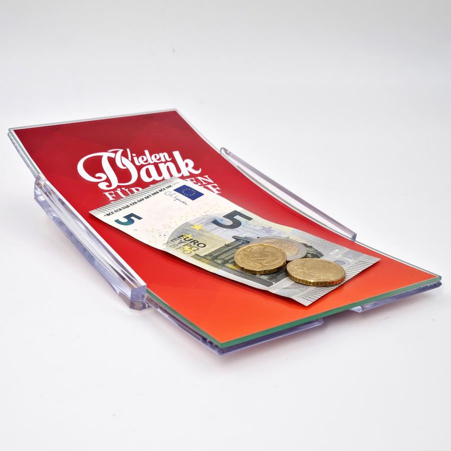 Wechselgeld aus einem Zahlteller mit Glasfläche, rot bedruckt