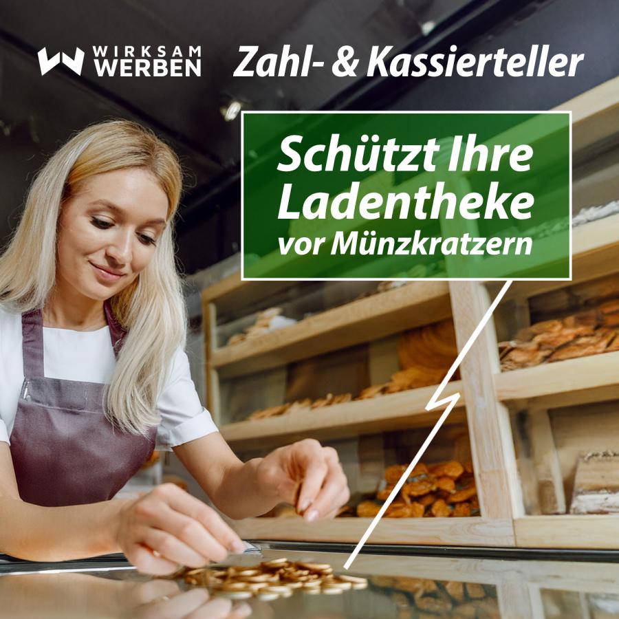 Eine Verkäuferin nutzt einen Zahlteller. Der Kassierteller bietet Schutz vor Münzkratzern auf der Verkaufstheke
