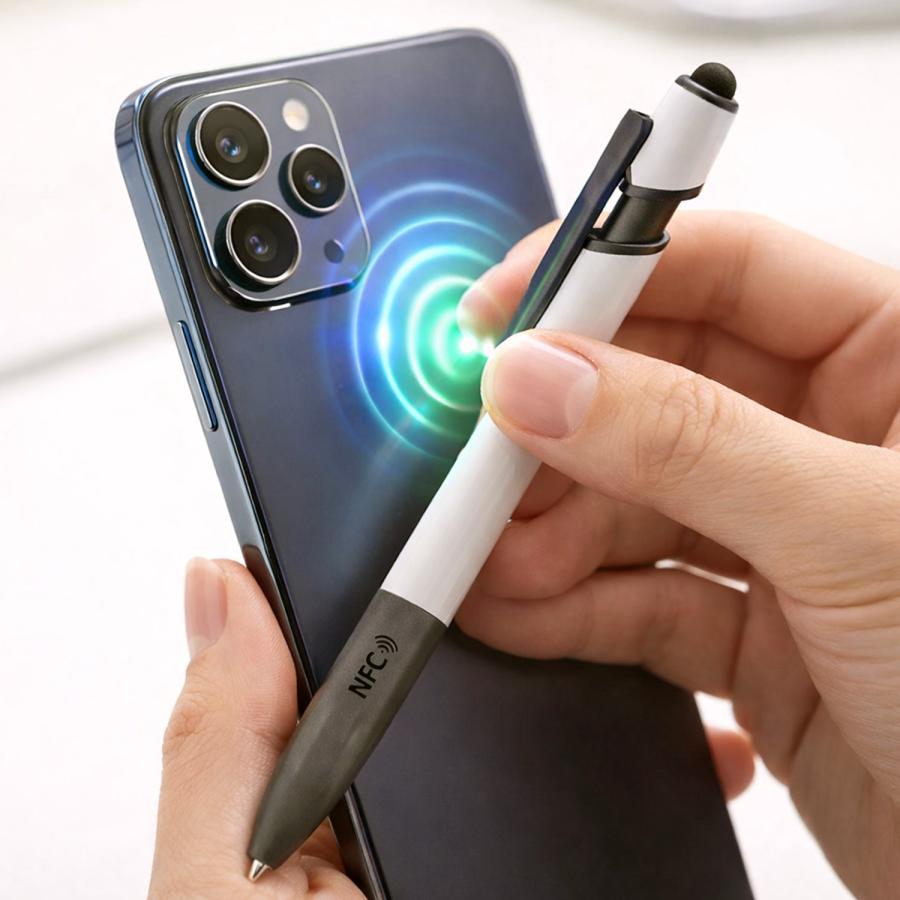 Hand hält einen NFC Kugelschreiber mit Logo an ein Smartphone – NFC-Chip überträgt per Tap kontaktlos einen Link oder Kontaktdaten