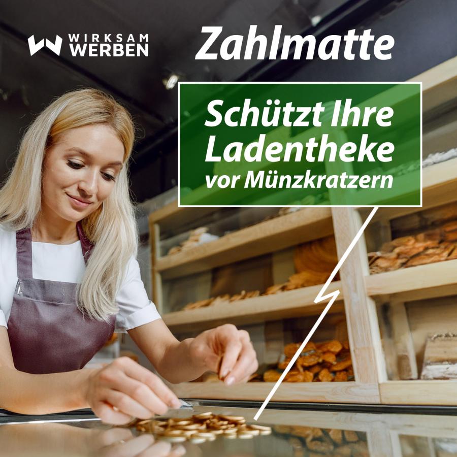 Eine Verkäuferin nutzt einen Zahlteller. Der Kassierteller bietet Schutz vor Münzkratzern auf der Verkaufstheke.