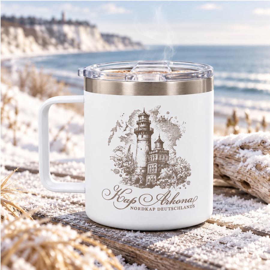 Weißer Thermobecher mit Deckel und Lasergravur im Winter als Imagebild