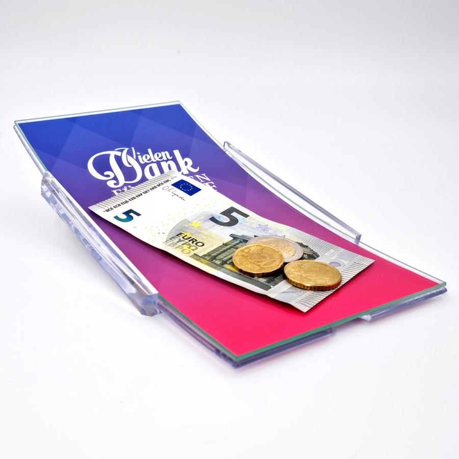 Eckiger Glaszahlteller mit abgelegtem Wechselgeld