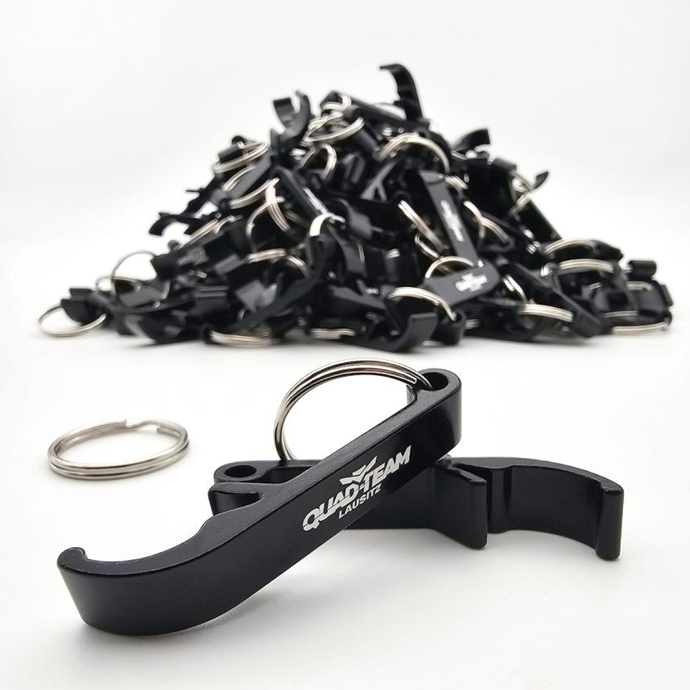 Schwarzer Kapselheber-Schlüsselanhänger aus Aluminium mit Schlüsselring – Referenz mit Lasergravur „QUAD TEAM Lausitz“