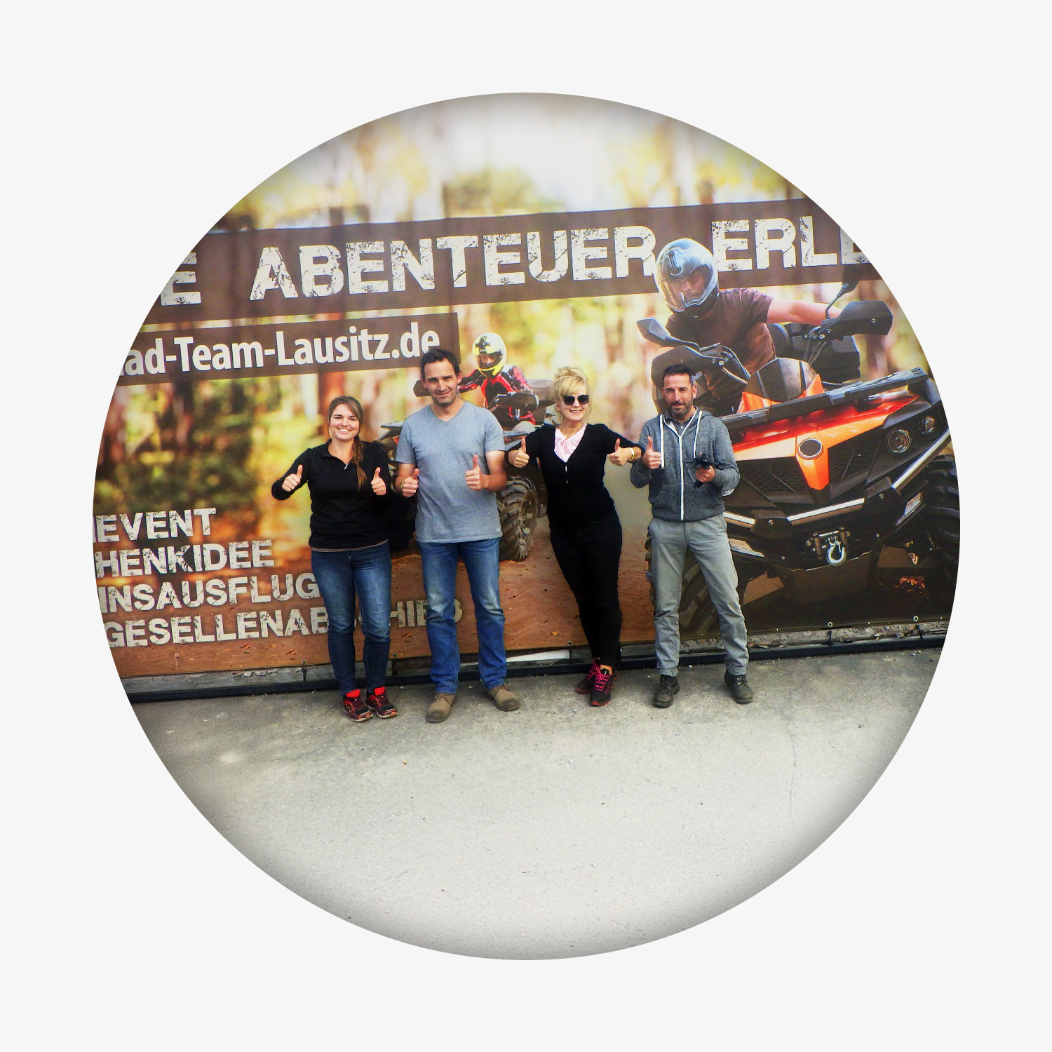 Wirksamwerben Team vor einem XXL- Werbe-Banner